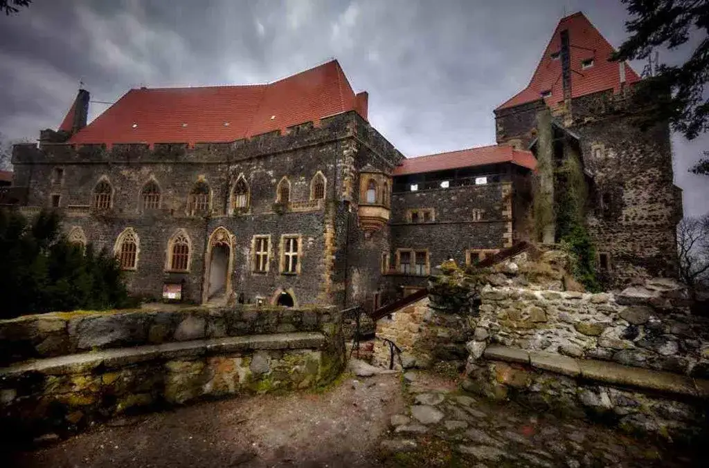 Pałac w Grodźcu: Najciekawsze atrakcje turystyczne w Grodźcu