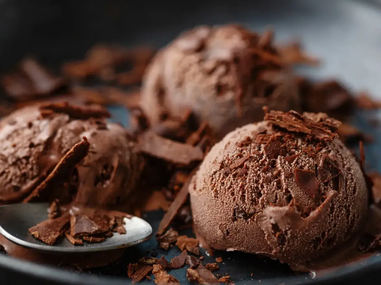 Domowe lody czekoladowe: Prosty przepis bez maszynki (kremowe!)