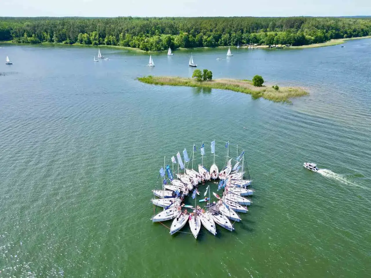 Mazury: największe jeziora, atrakcje i idealny rejs przewodnik