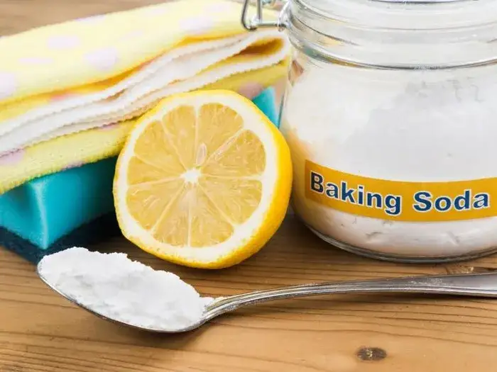 Czy soda oczyszczona odbarwia ubrania? Dowiedz się, jak uniknąć zniszczeń