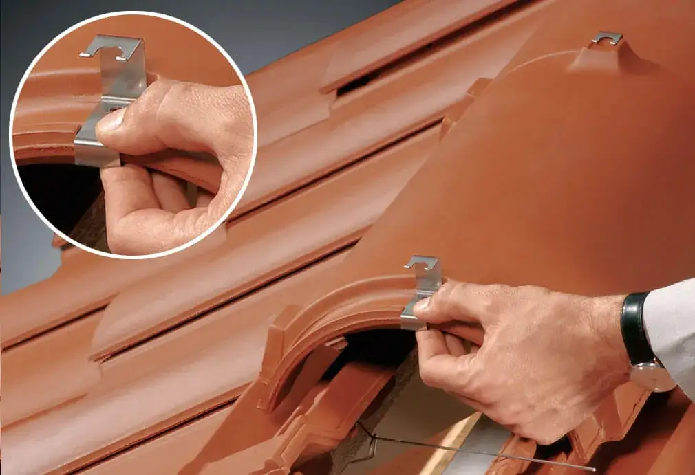 Jak prawidłowo wykonać montaż zakończenia gąsiora – krok po kroku