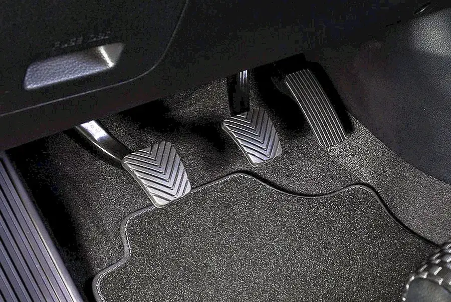 Objawy uszkodzonej sprężyny pedału sprzęgła – nie ignoruj tych sygnałów