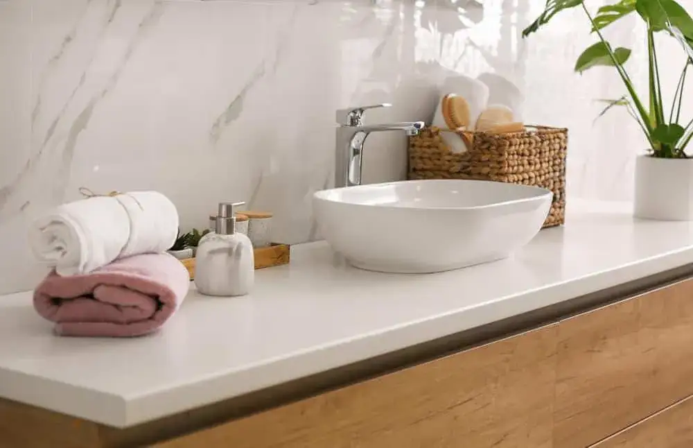Co na blat do łazienki: najlepsze materiały, które przetrwają lata