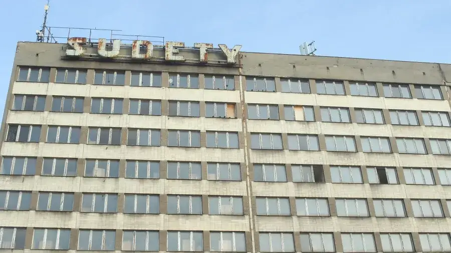 Hotel Sudety Wałbrzych: tajemnice opuszczonego gmachu i eksploracja wnętrz