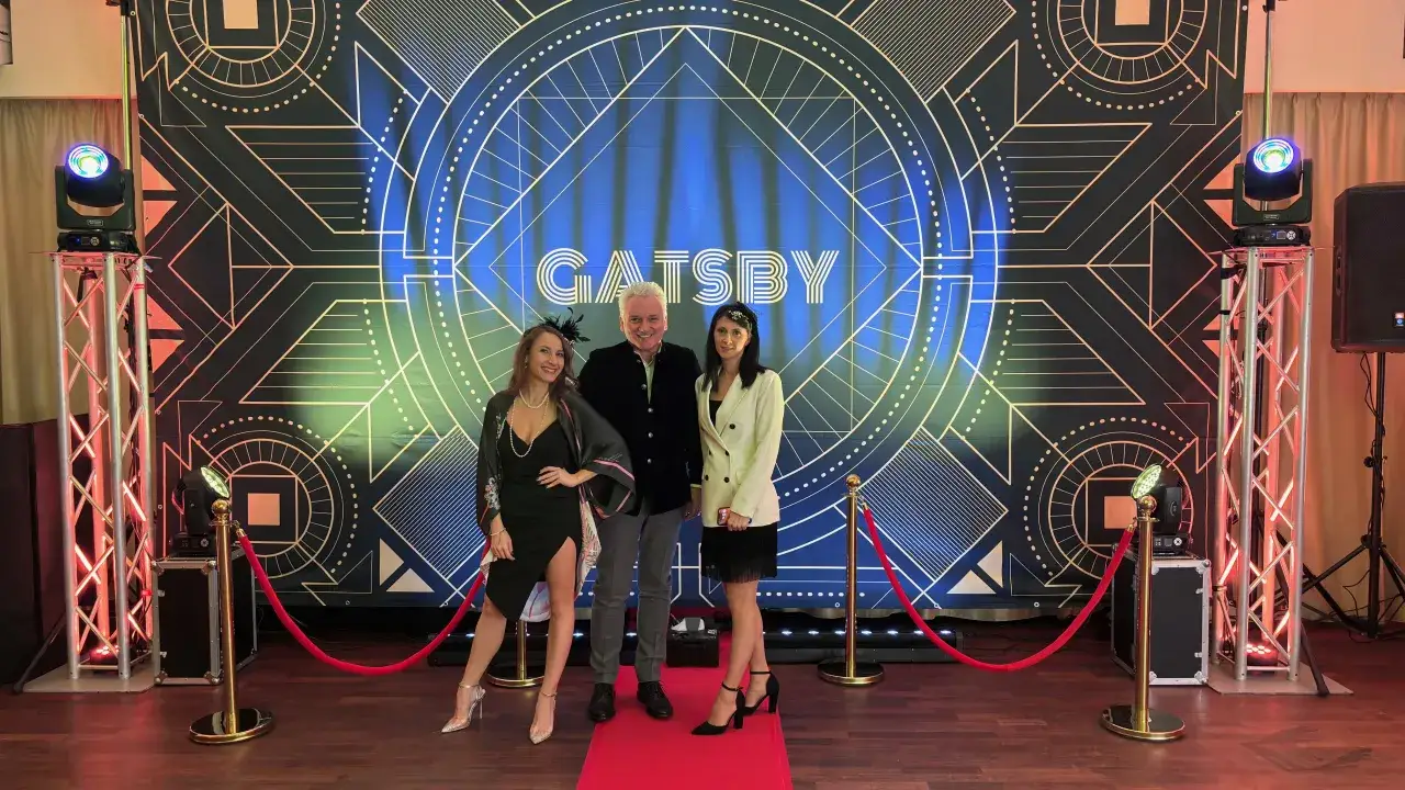 Impreza w stylu lat 20.: Kompleksowy przewodnik po modzie i dekoracjach