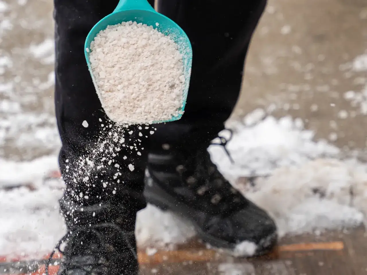 Czym posypać oblodzone schody? Sól, piasek, chlorek co wybrać?