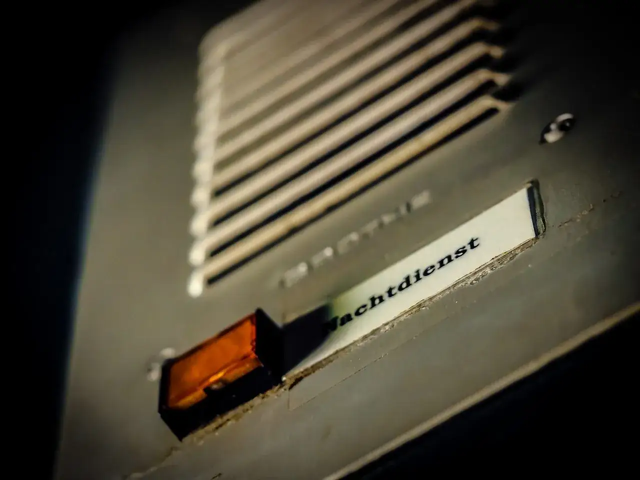 Jak wyciszyć domofon w bloku, aby cieszyć się ciszą i spokojem