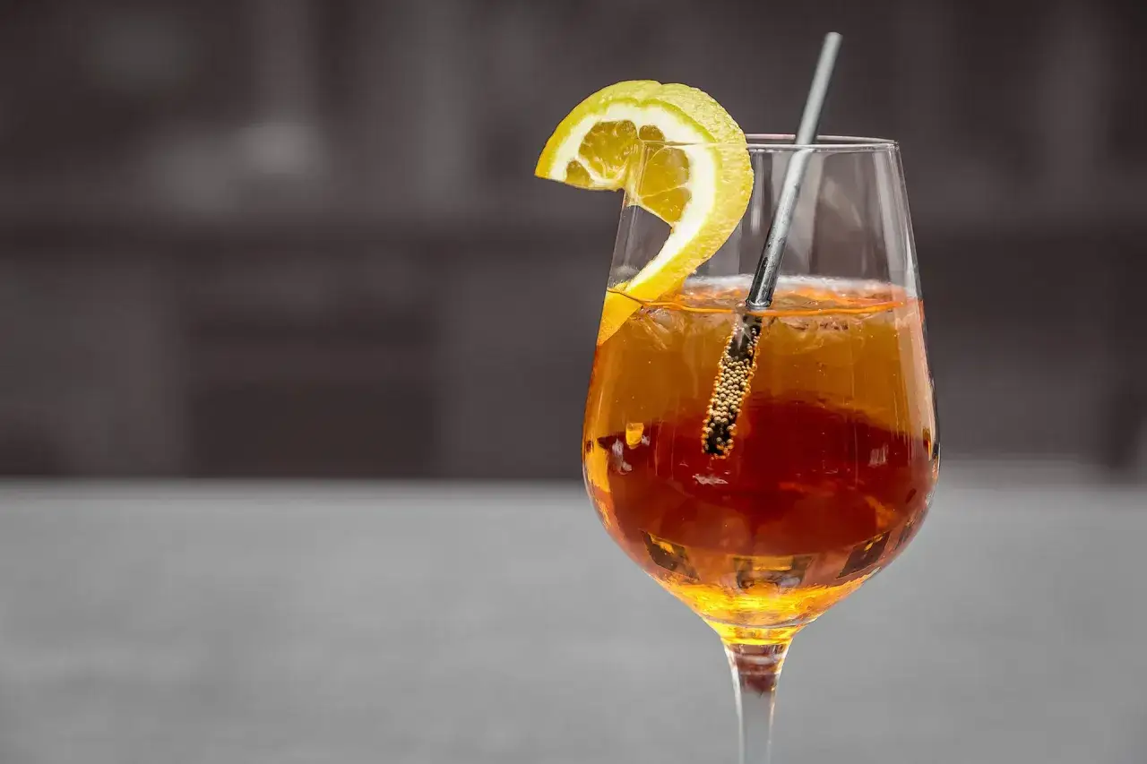 Orzeźwiający drink z Metaxą, lodem i plasterkiem cytryny. Idealny na letnie wieczory. Metaxa z czym pić? Z cytryną i lodem!