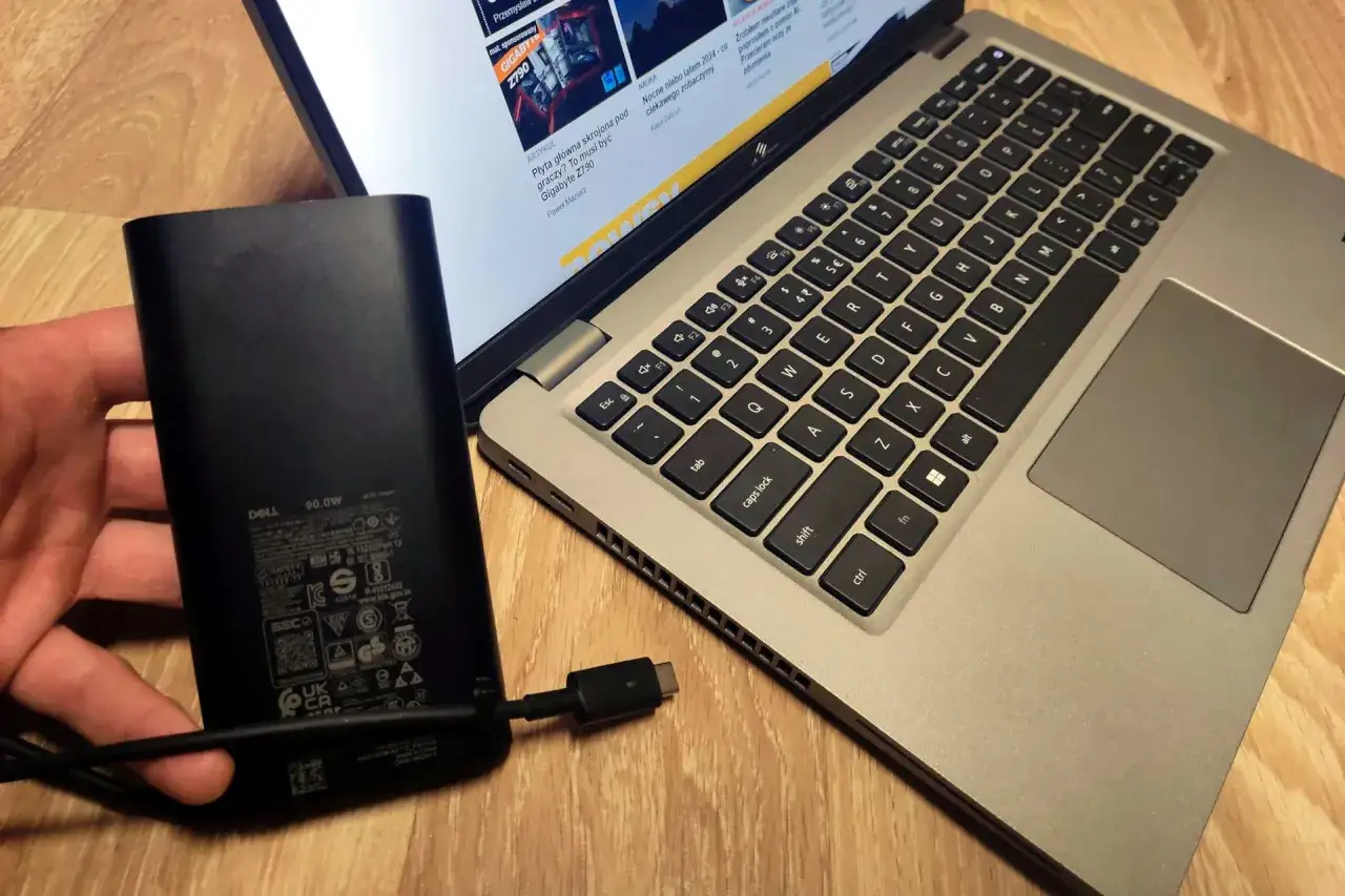 Powerbank Dell 90W podłączony do laptopa. To rozwiązanie, jak naładować laptopa bez ładowarki, gdy jesteś w podróży.