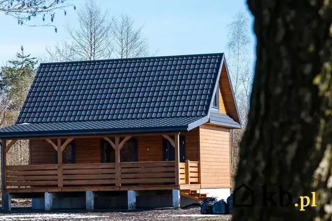 Dom letniskowy a mieszkalny: Różnice, koszty i jak zmienić status?