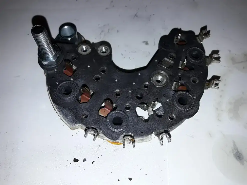 Alternator nie ładuje - najczęstsze przyczyny i jak je naprawić