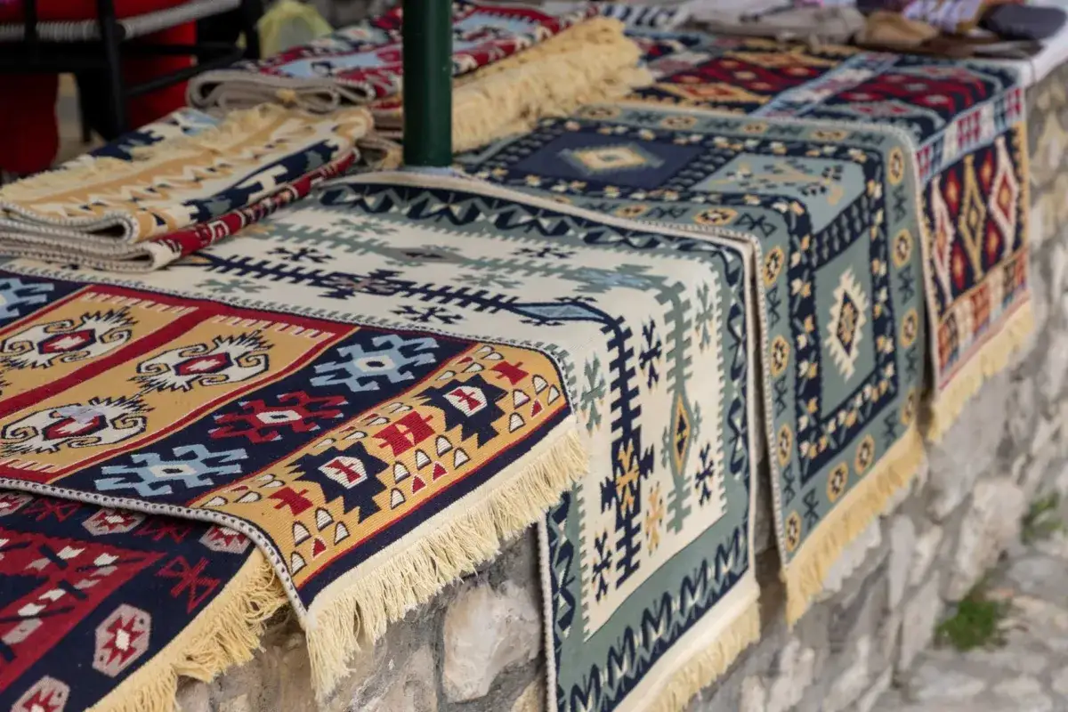 Co warto przywieźć z Albanii? Najlepsze pamiątki i smaki tego kraju