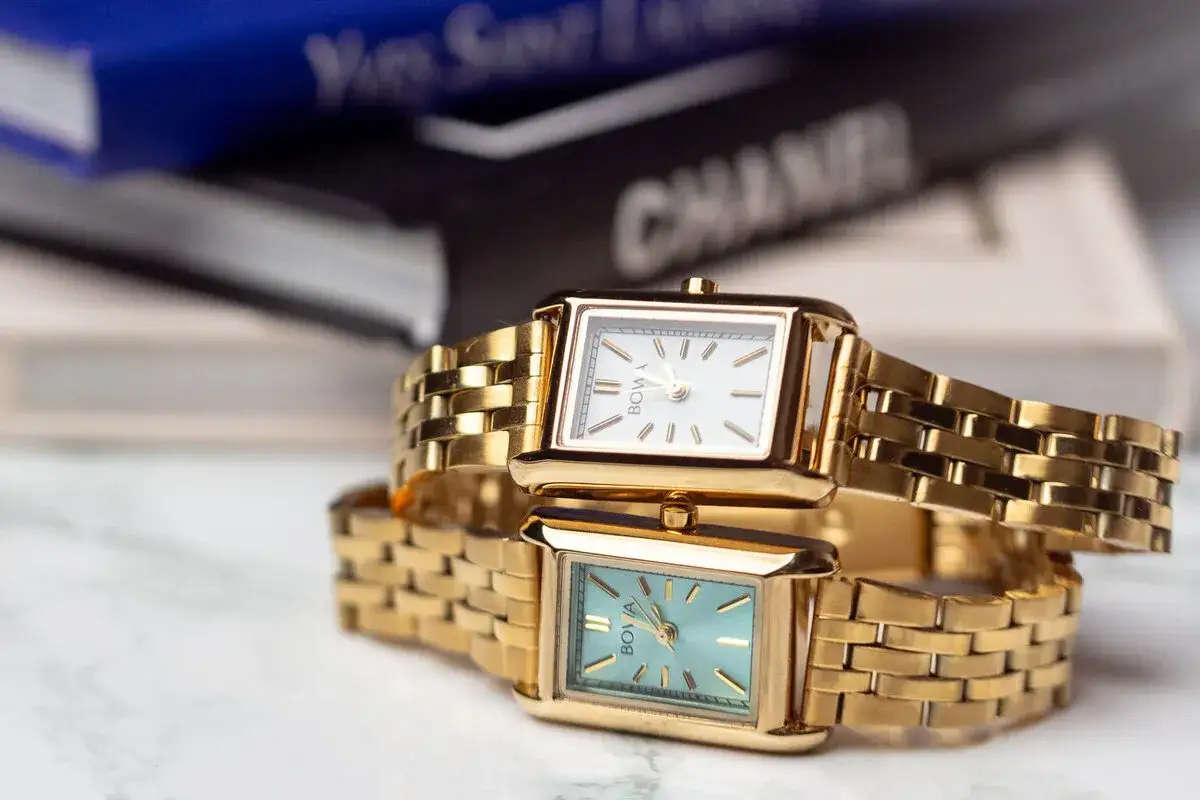 Złoty zegarek damski: Jak wybrać i nosić z klasą?