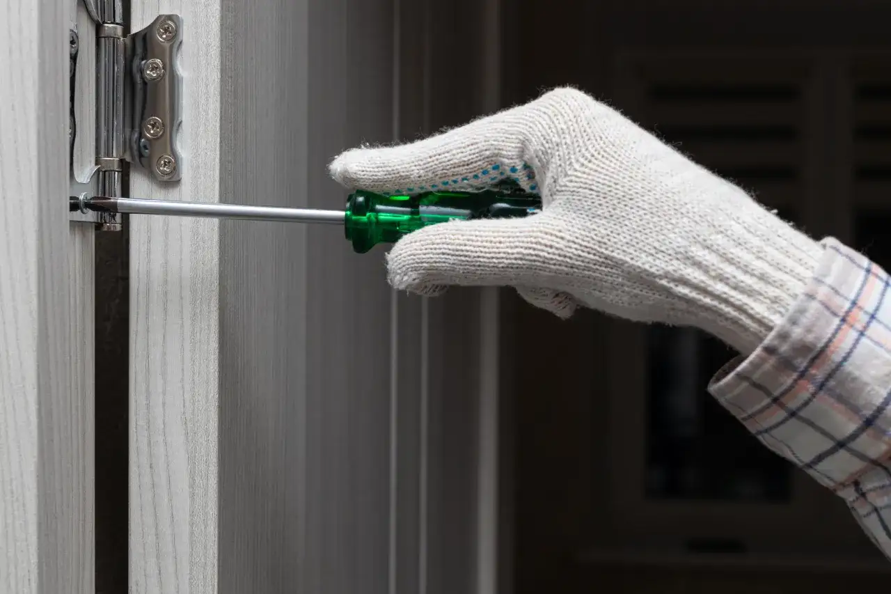 Jak wyregulować drzwi? Prosty poradnik DIY. Pozbądź się problemów!