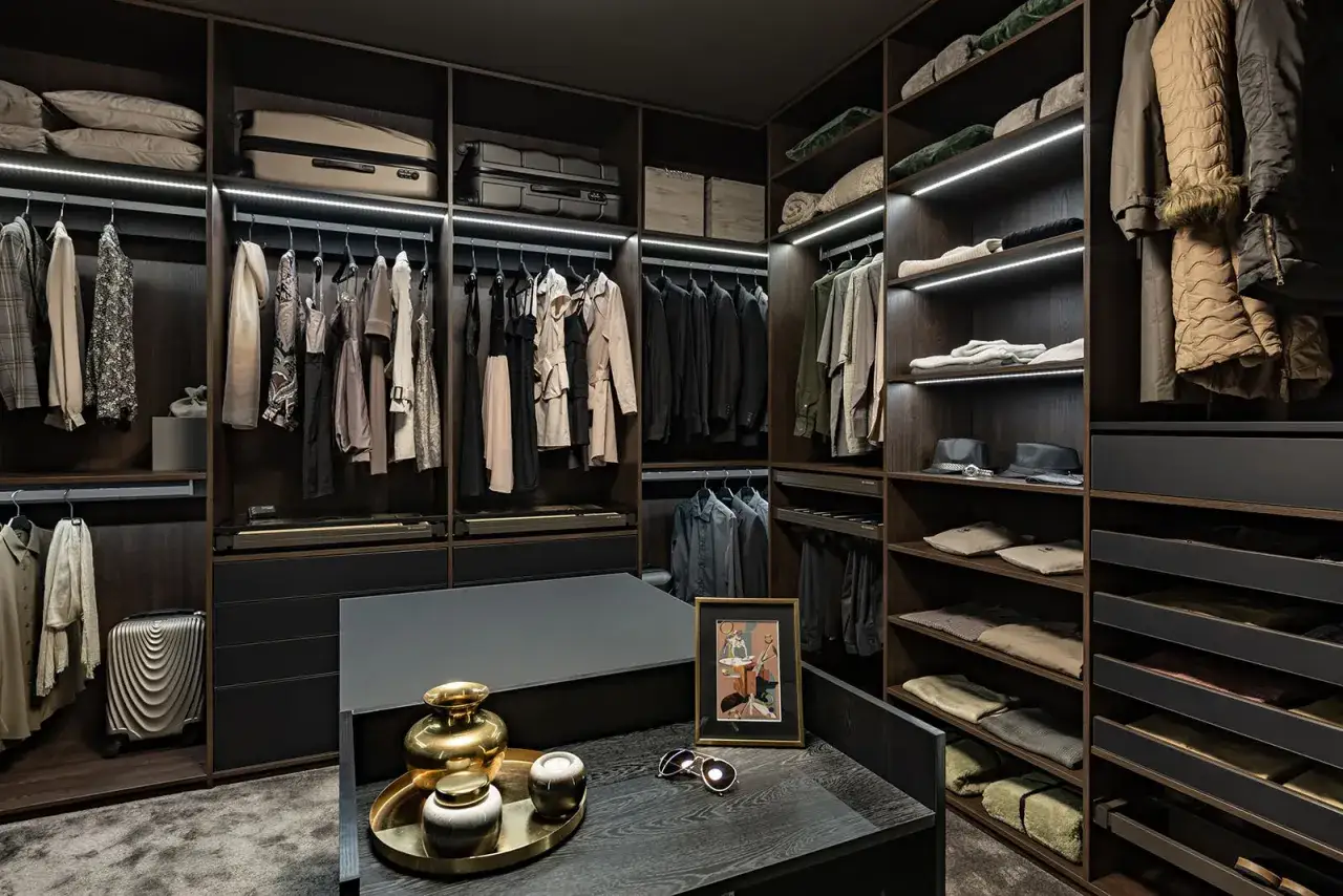 Odkryj swój styl: Jak zbudować garderobę, która Cię wyraża?