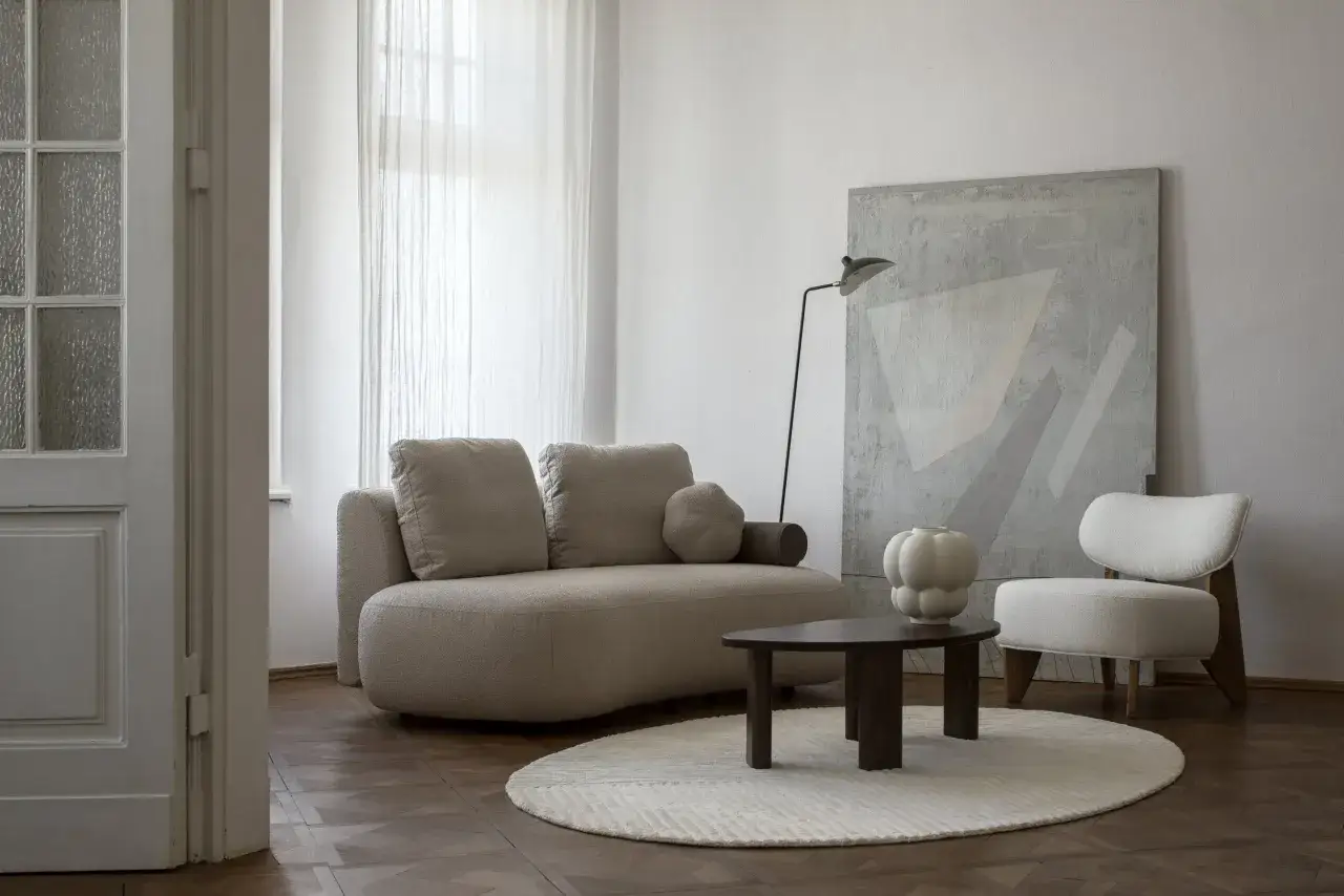 Szara sypialnia: Jak dobrać zasłony? Tonacja, kolor, materiał