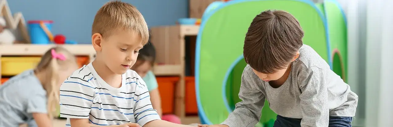 Butelka sensoryczna z olejem: jak rozwijać zmysły dziecka w zabawie