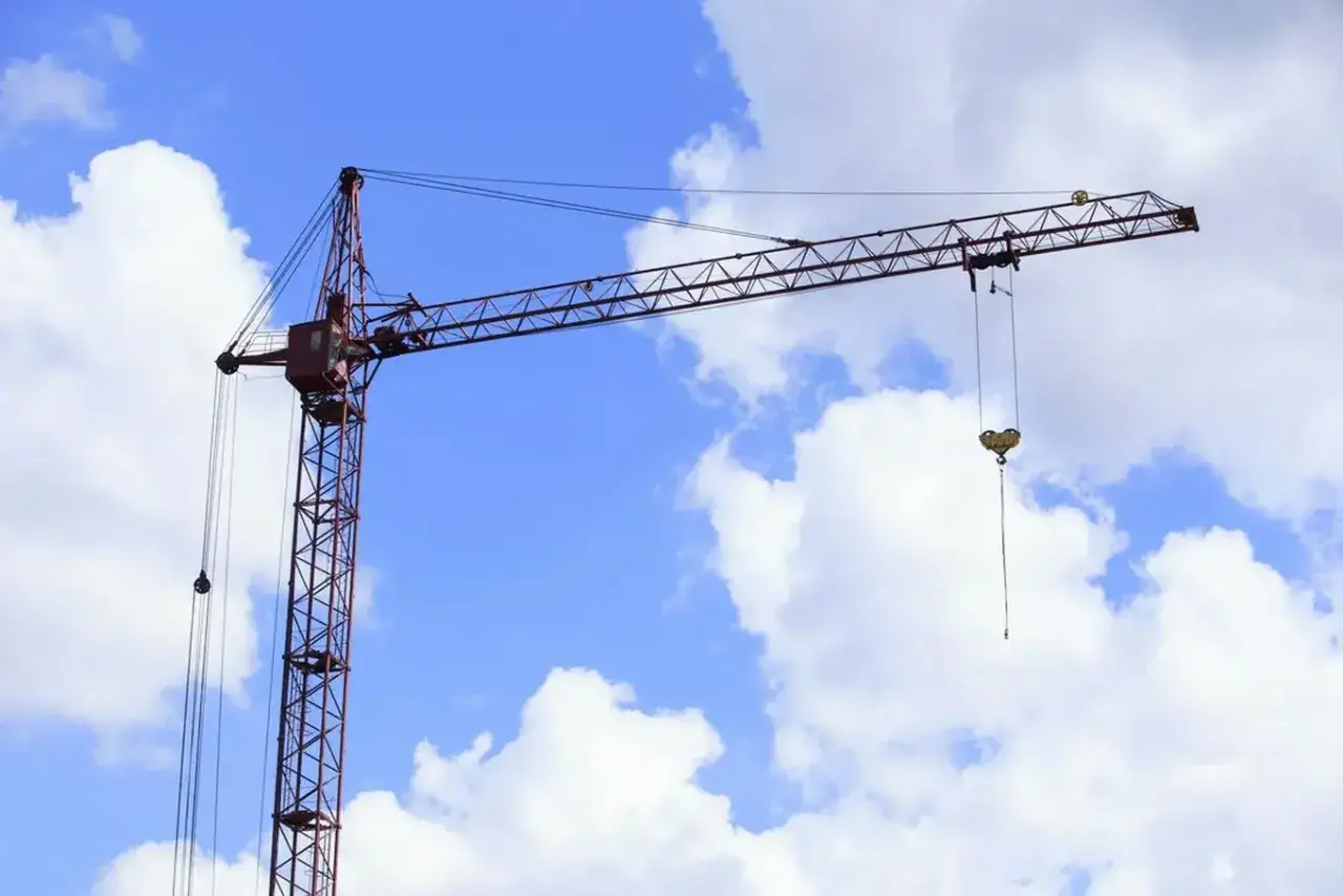 Dźwig czy żuraw? Zrozum mechanikę, typy i uprawnienia UDT