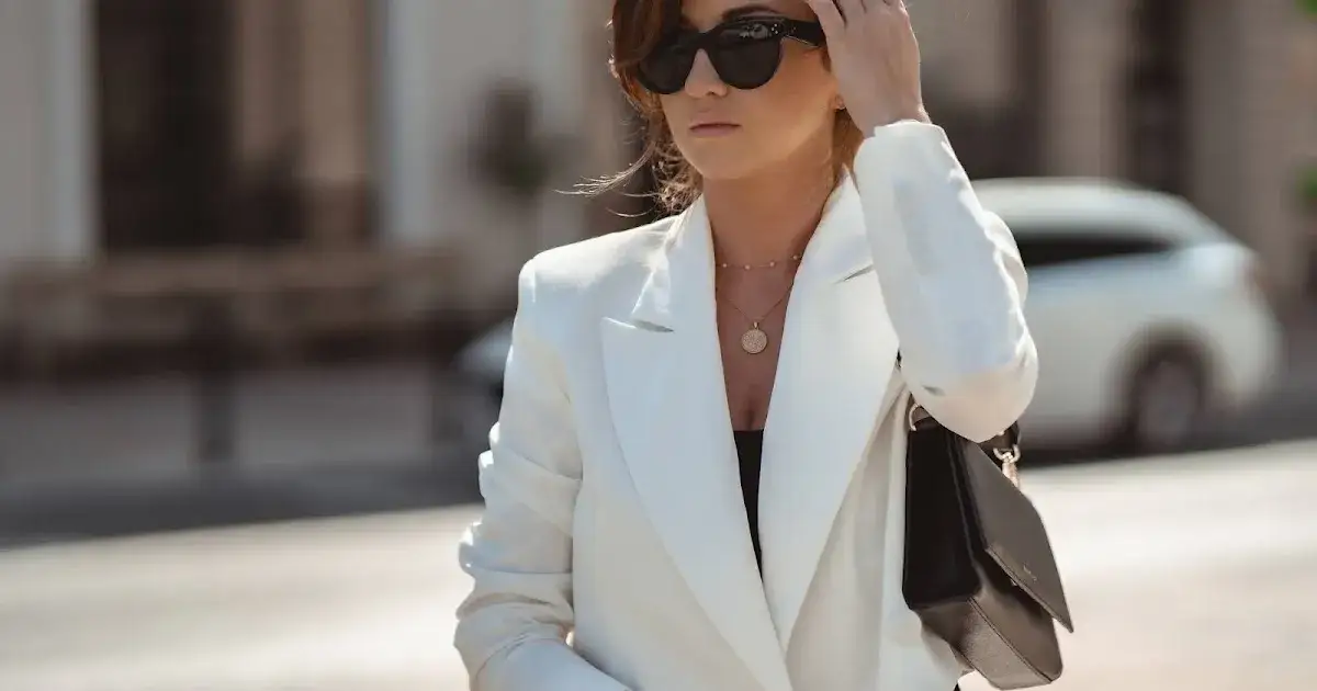 Jaką bluzkę pod żakiet wybrać, by wyglądać elegancko i stylowo?