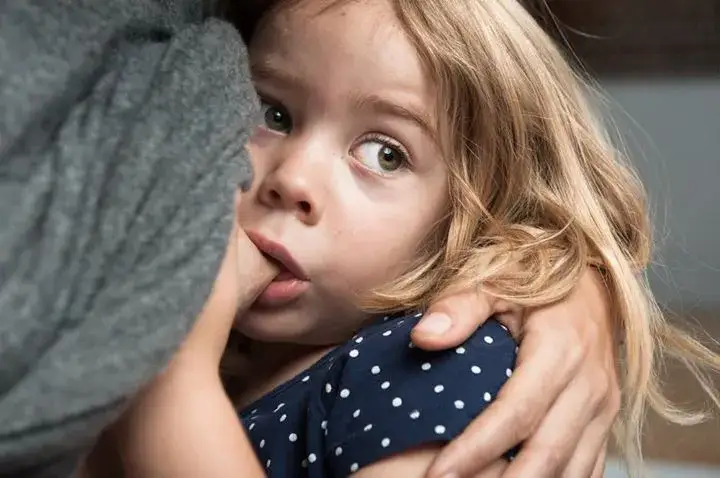 Dlaczego dziecko gryzie koszulkę? Poznaj przyczyny i rozwiązania