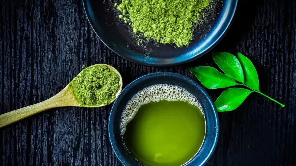 Jak pić matchę? Twój przewodnik po smaku i spokojnej energii.