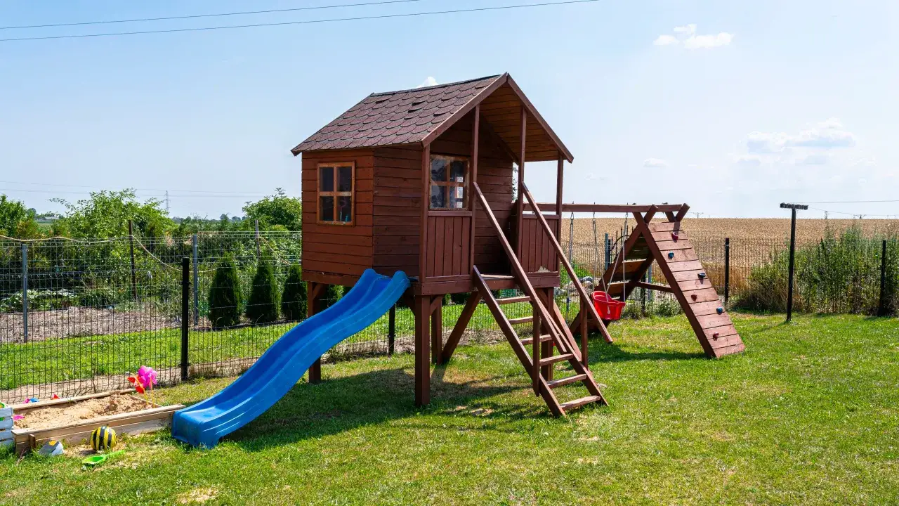 Jak zrobić plac zabaw dla dziecka? Bezpieczny DIY krok po kroku