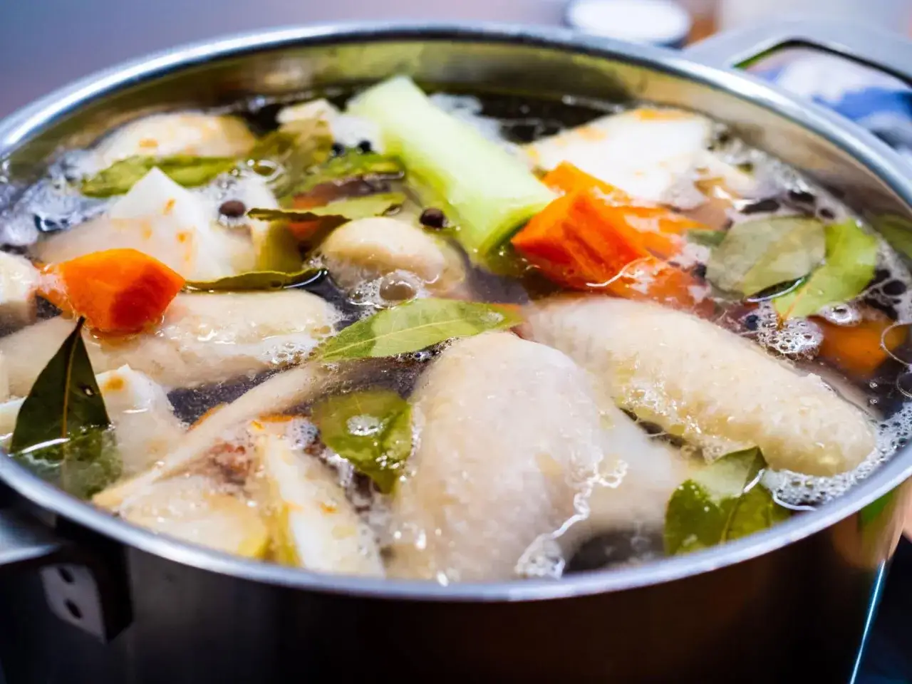 Ile kalorii ma rosół z makaronem? Sprawdź i odchudź zupę!