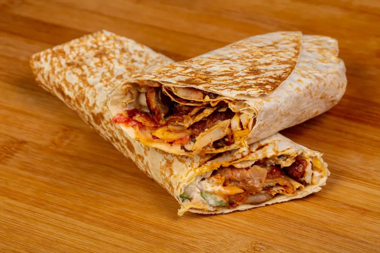 Jak zrobić domowy kebab? Sekret idealnego mięsa i sosów!