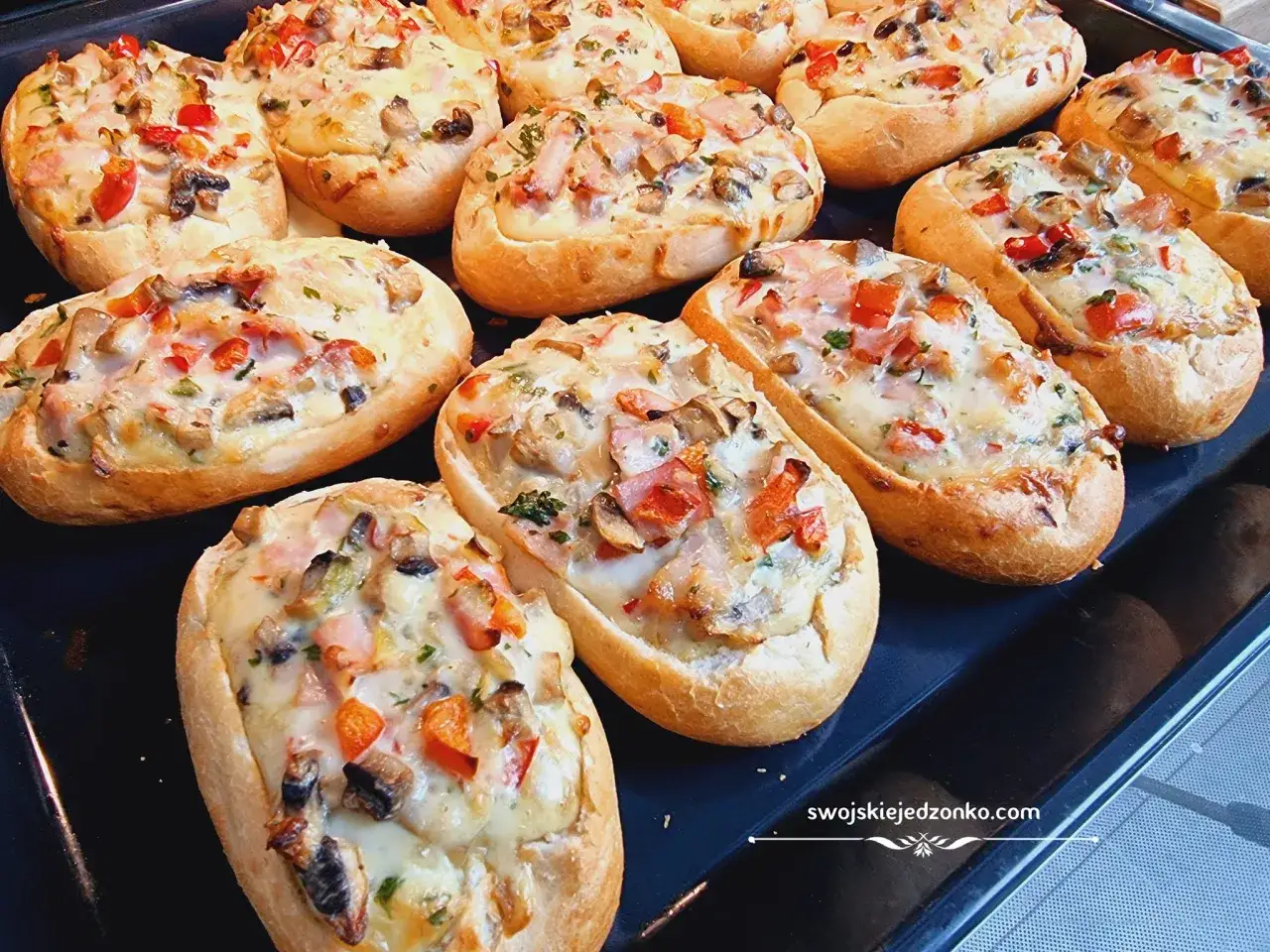 Domowe zapiekanki z bułek: Prosty przepis na kultową przekąskę