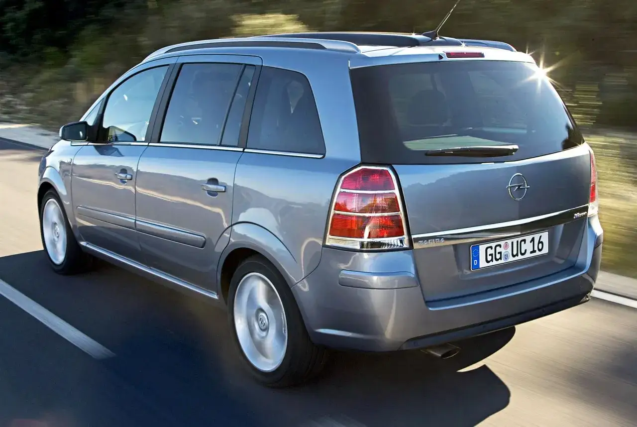 Zafira B: Pojemność baku, rezerwa i zasięg. Czy wskaźnik kłamie?