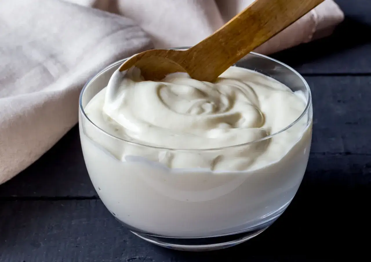 Czy jogurt naturalny tuczy? Prawda o jego wpływie na wagę