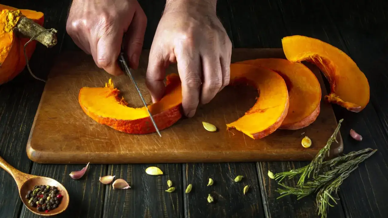 Hokkaido-Kürbis würzen: Die besten Gewürze & Kräuter für jedes Gericht