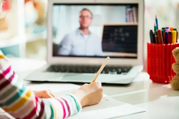 Szkoły: Nauka zdalna wróci? Sprawdź, co mówi MEiN!