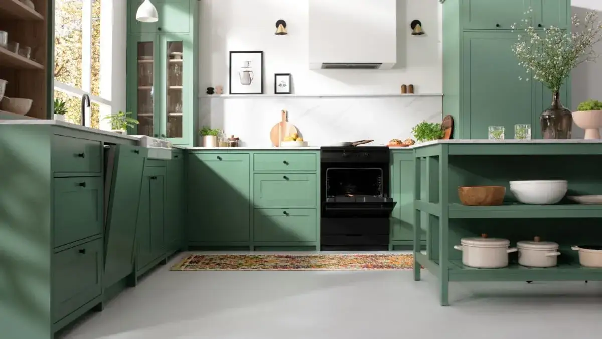 Idealna ściana w kuchni? Poznaj materiały, trendy i uniknij błędów