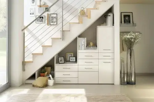 Jak zaaranżować miejsce pod schodami, aby uzyskać maksymalną funkcjonalność i styl