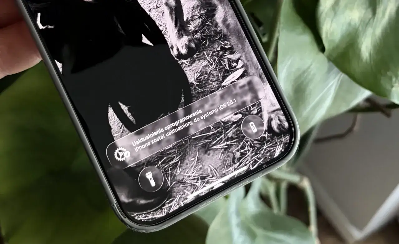 iPhone 11 z komunikatem o aktualizacji iOS 26.1.