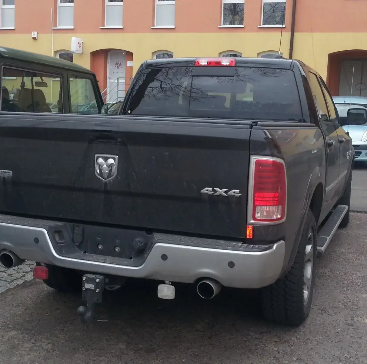 Czy pickup to ciężarówka? Odkryj różnice i cechy tych pojazdów