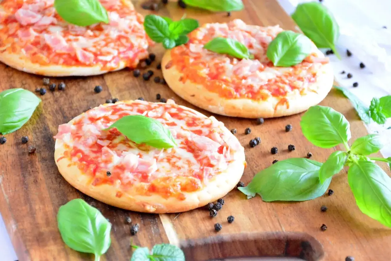 Jak zrobić mini pizze, które zachwycą gości na każdej imprezie