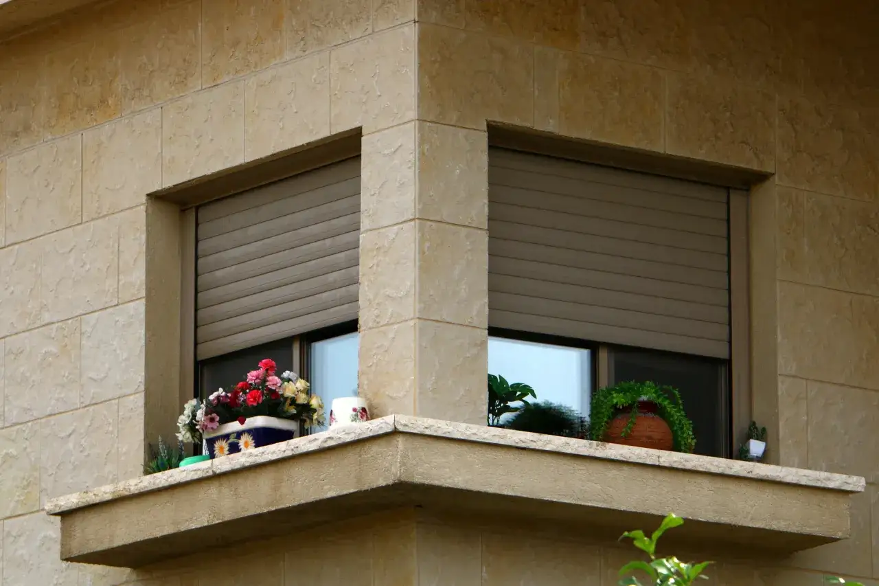 Jak podłączyć rolety zewnętrzne? Przewodnik krok po kroku i Smart Home