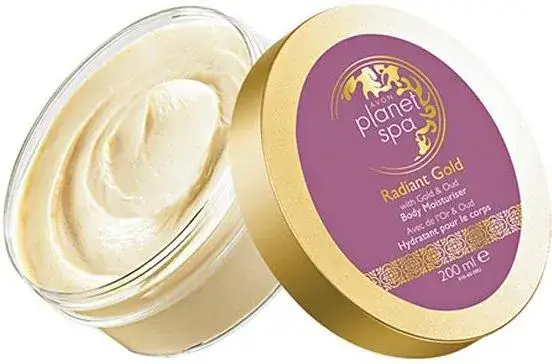 Krem rozświetlający z drobinkami - jak uzyskać zdrowy blask skóry