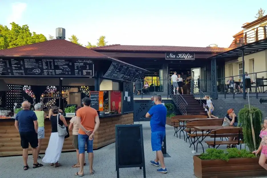 Gdzie zjeść w Jastrzębiej Górze? Odkryj najlepsze miejsca na posiłek