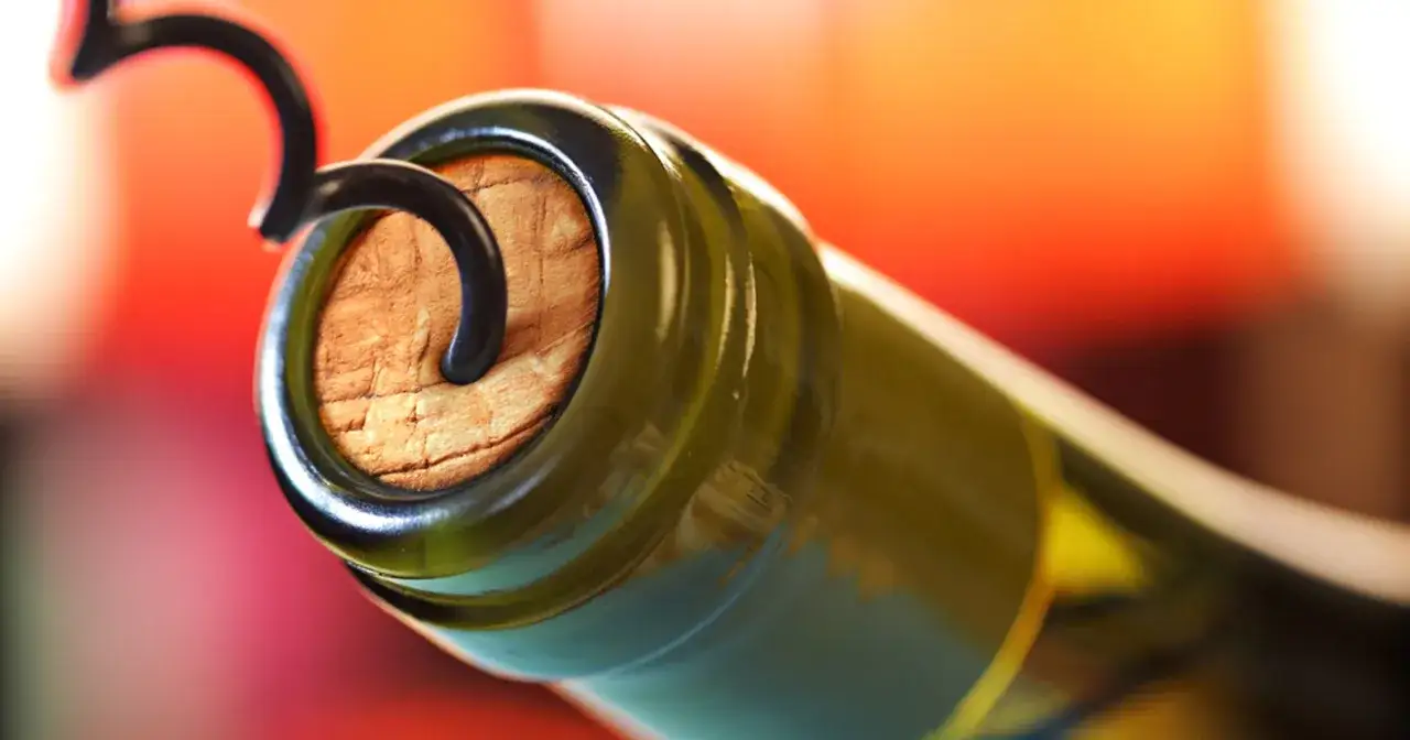 Korek w butelce wina, pytanie brzmi: jak długo może stać otwarte wino w lodówce?
