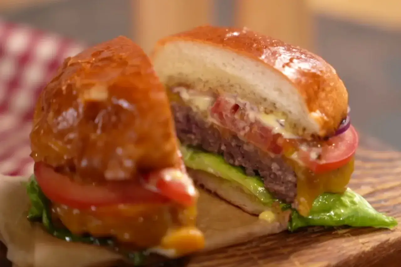Co to smash burger? Odkryj wyjątkowy smak i technikę przygotowania