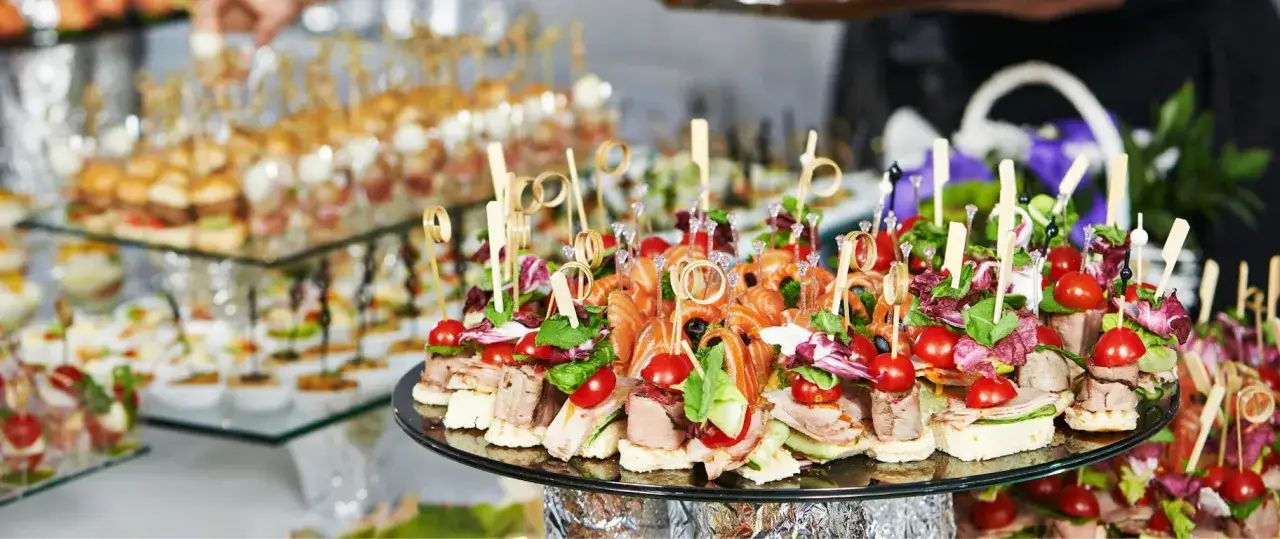 Ile kosztuje catering na urodziny? Sprawdź ceny i opcje menu