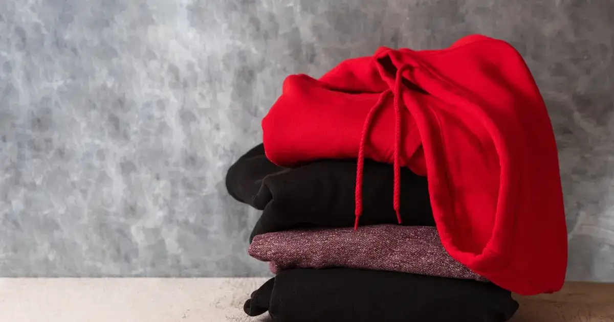 Jak złożyć bluzę z kapturem, aby zaoszczędzić miejsce i uniknąć zagnieceń