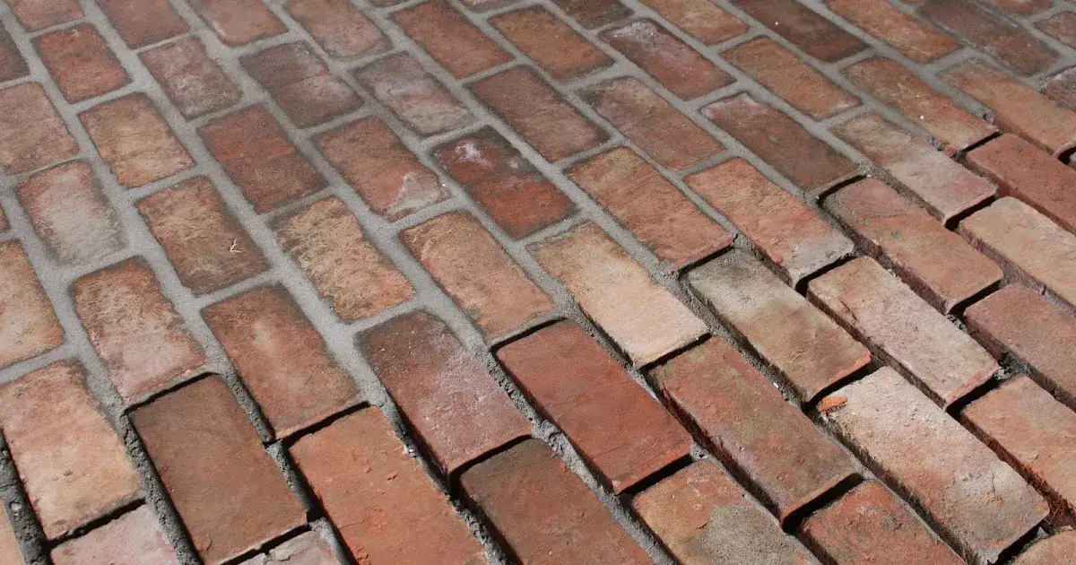 Jak zrobić podłogę z cegły - uniknij najczęstszych błędów i kosztów