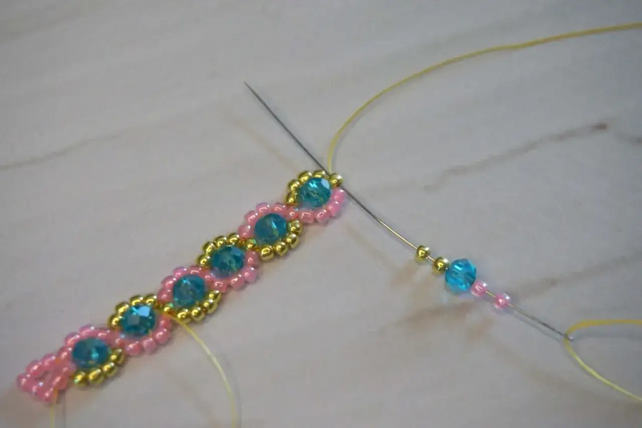 Jak zrobić bransoletkę z koralików w kształcie kwiatków krok po kroku