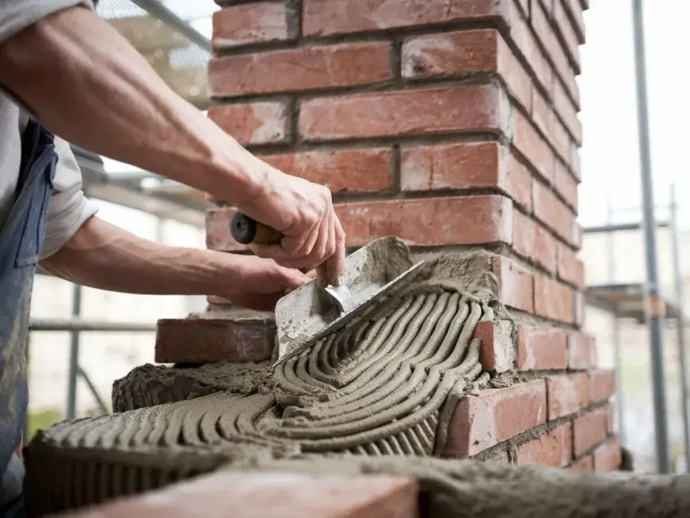 Jaką zaprawę do murowania wędzarni wybrać, by uniknąć problemów?