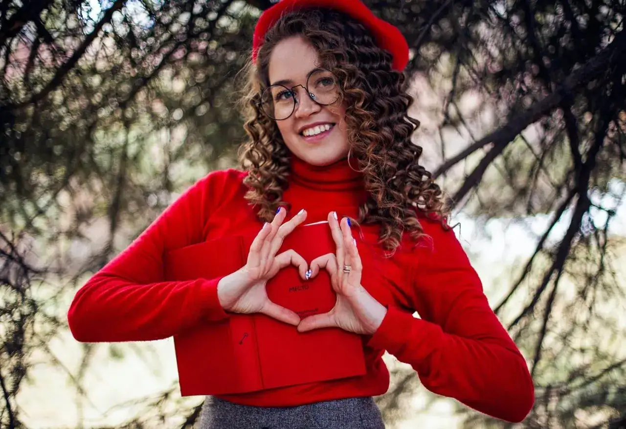 Czerwona spódnica dla dziewczynki: Jak stworzyć modny look? Porady