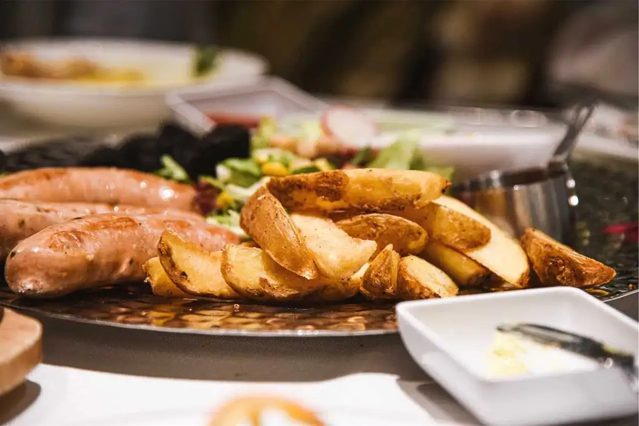 Gdzie zjeść w Sobótce? Odkryj najlepsze restauracje i kawiarnie